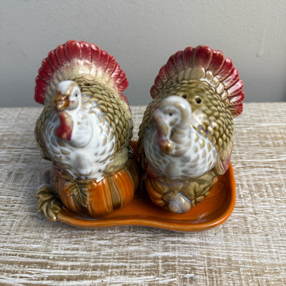 TII Vintage Salt & Pepper Turkey Shakers W/Ceramic Pumpkin Dish